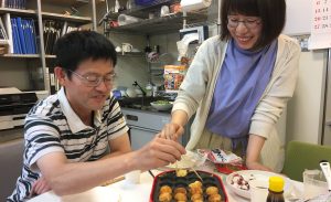 2018.5.21　たこ焼きを焼くのも真剣です